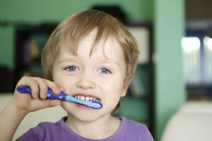 cepillar los dientes del bebé