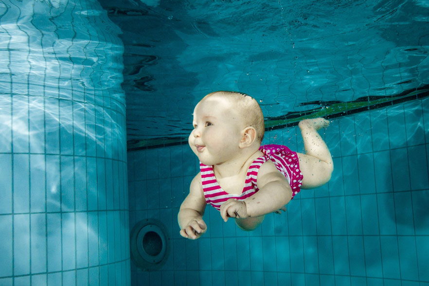 Los pequeños de dos y tres años aprenden a nadar